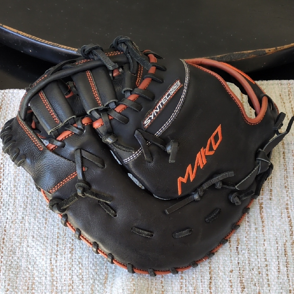 Rare!! Limited Edition Easton Mako 13.5" First Base Glove